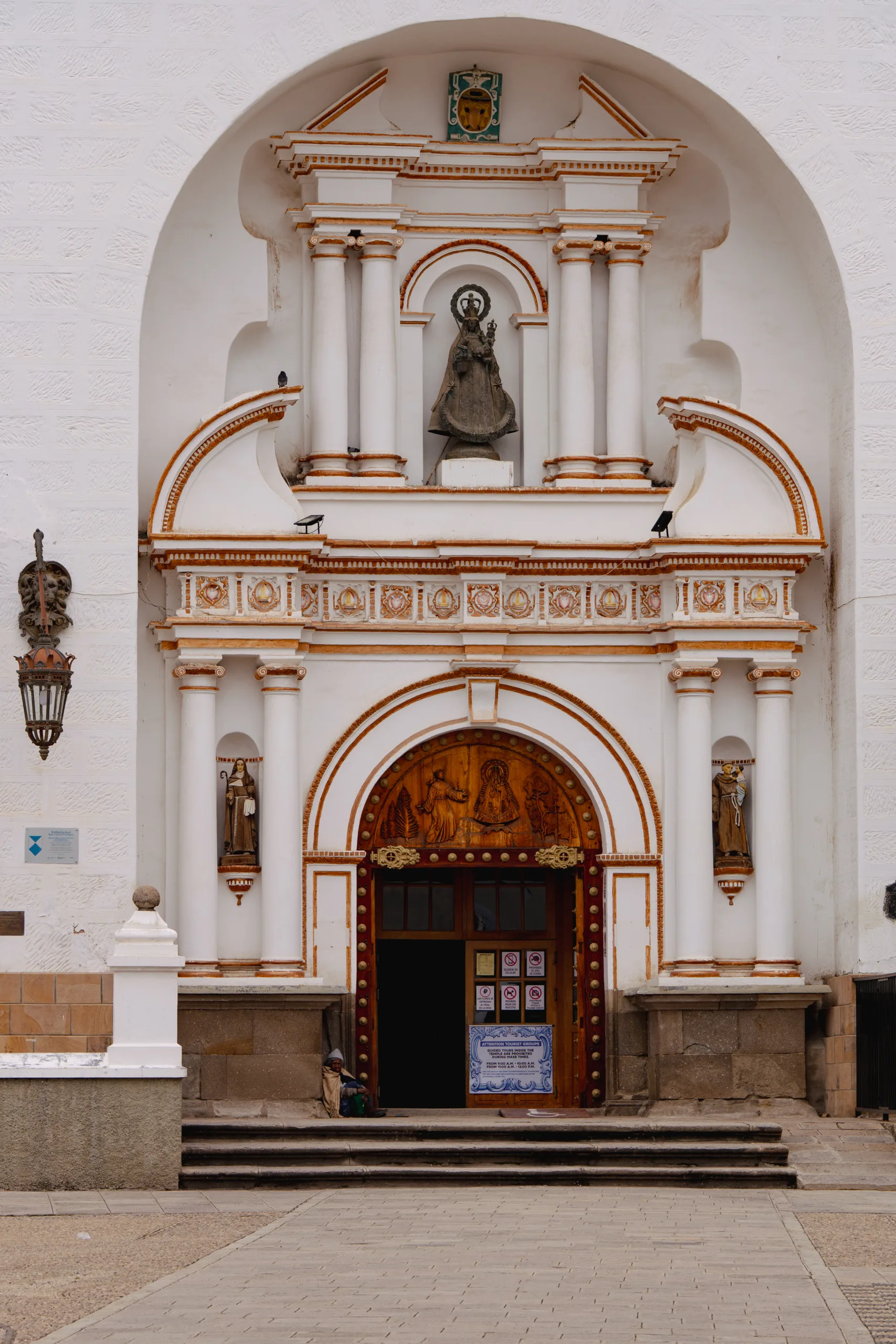 Entrada a la  Basílica de Nuestra Señora de Copacabana