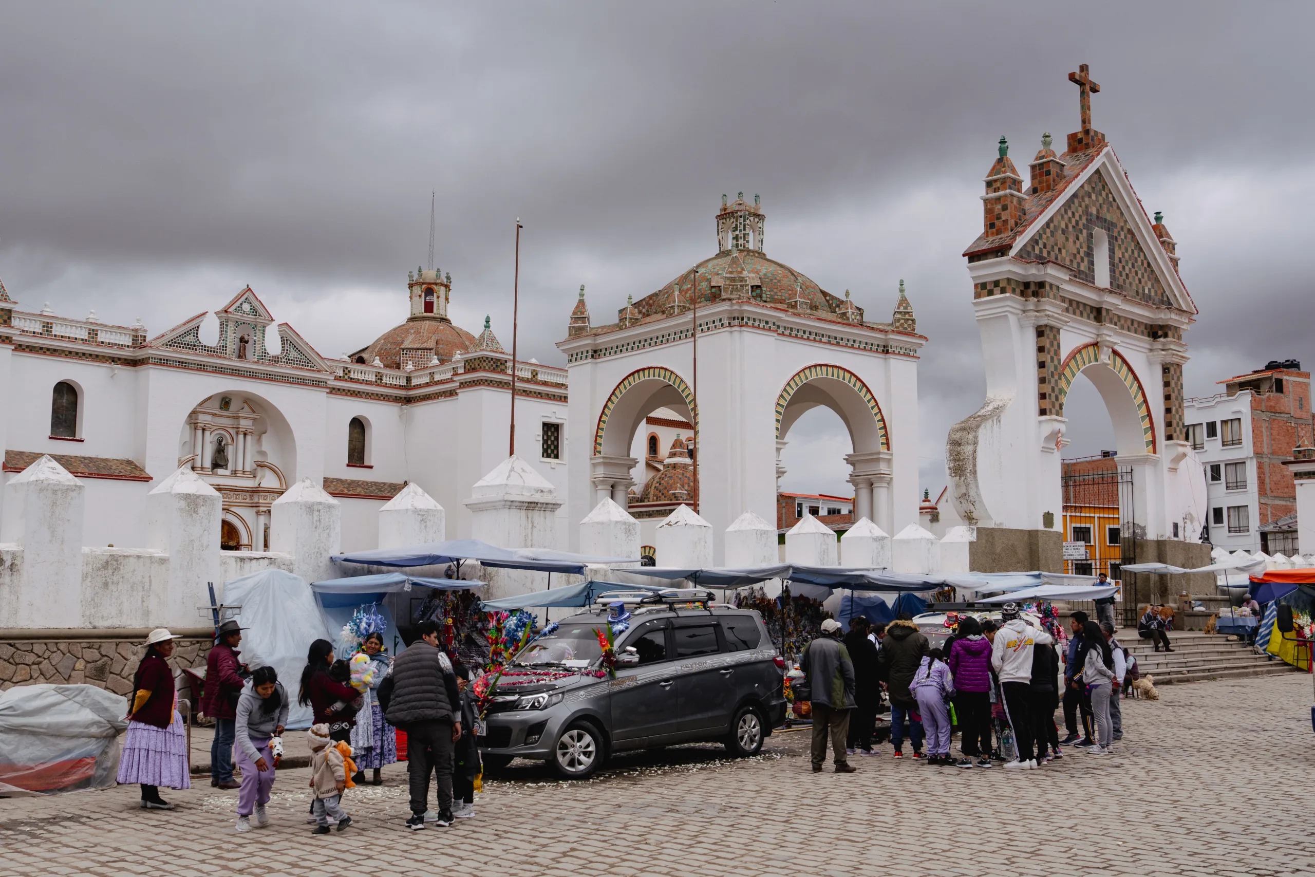 Bautizo de vehículos en la Basílica de Nuestra Señora de Copacabana