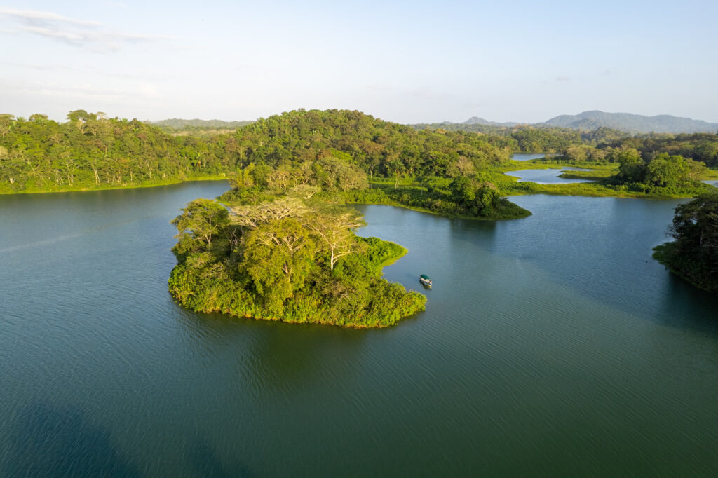 Vistas aéreas del Lago Gatún en Panamá