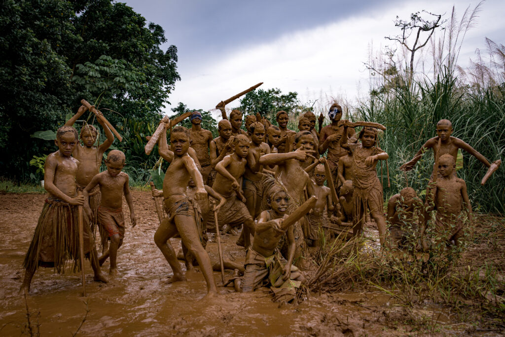 Niños listos para empezar el Juego de Indios en Viento Frío, Panamá