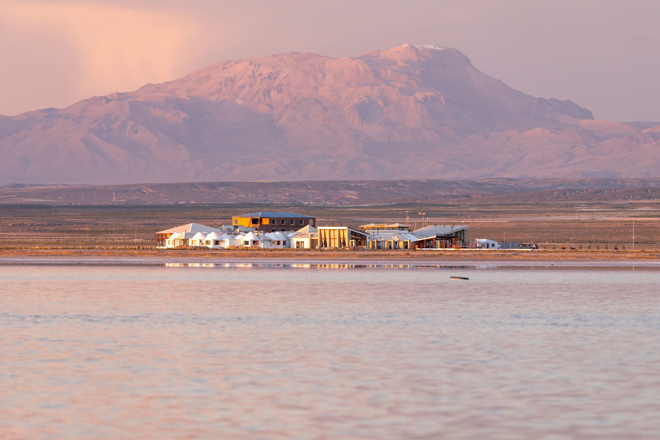 Hotel Palacio de Sal visto desde el Salar de Uyuni, Bolivia