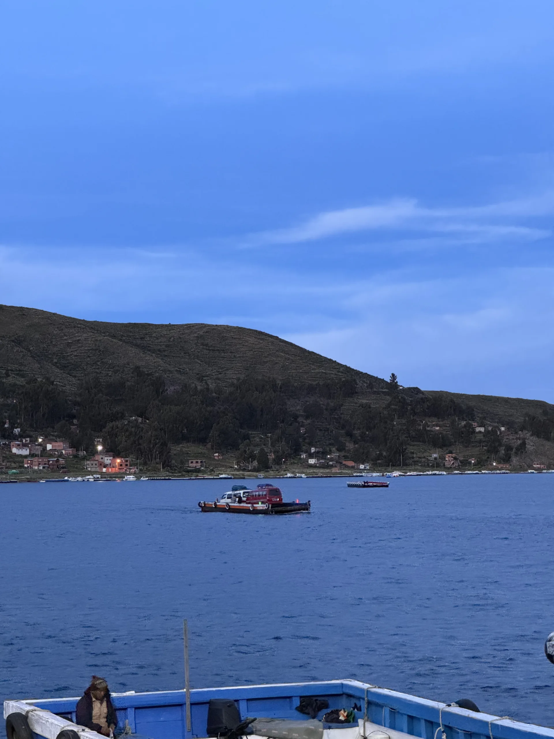 Balsa con nuestro minibus cruzando el lago Titicaca en Tiquina