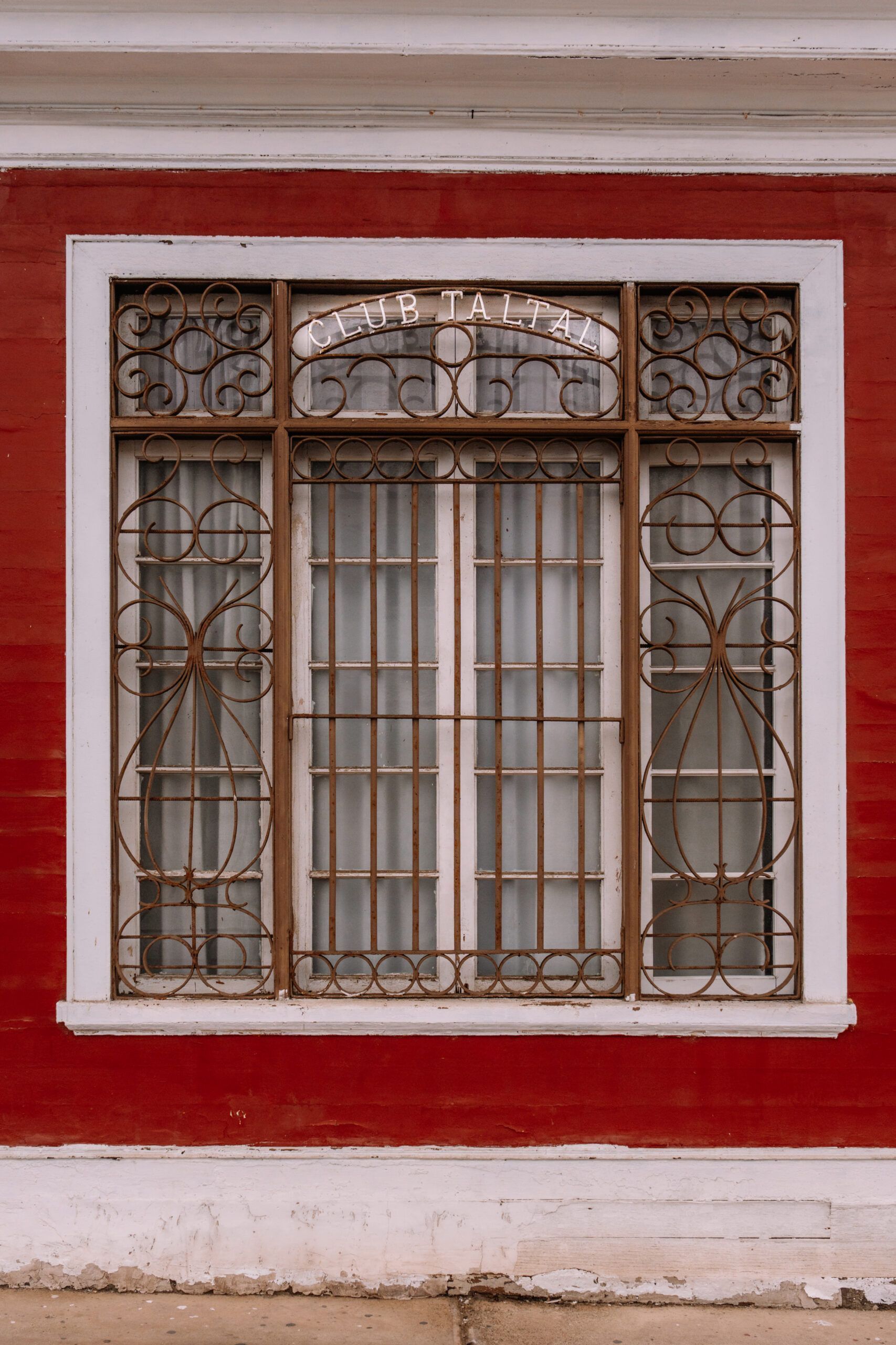 Club Taltal Detalles de una ventana del Club Taltal, Chile