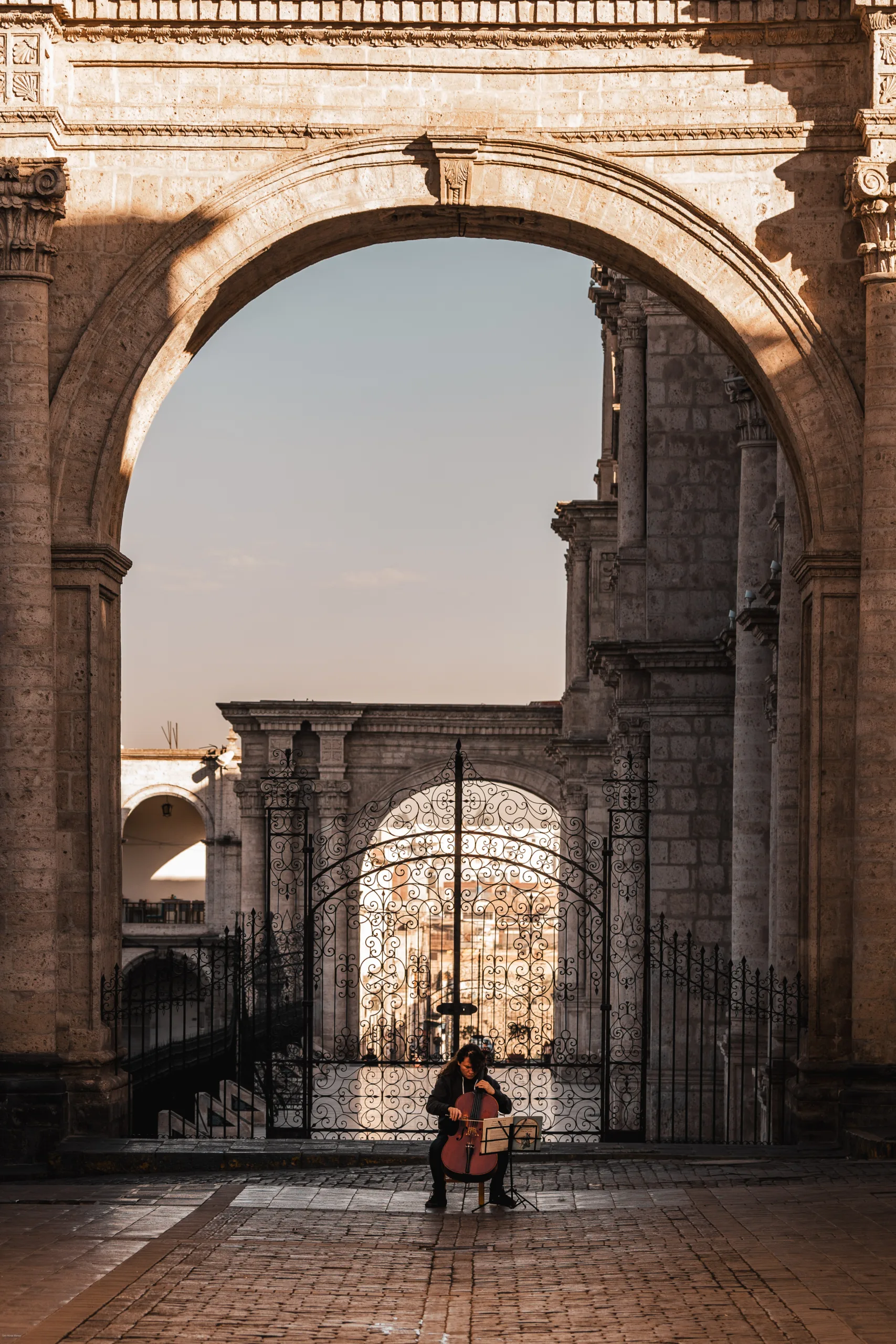 Músico tocando frente a la catedral de Arequipa