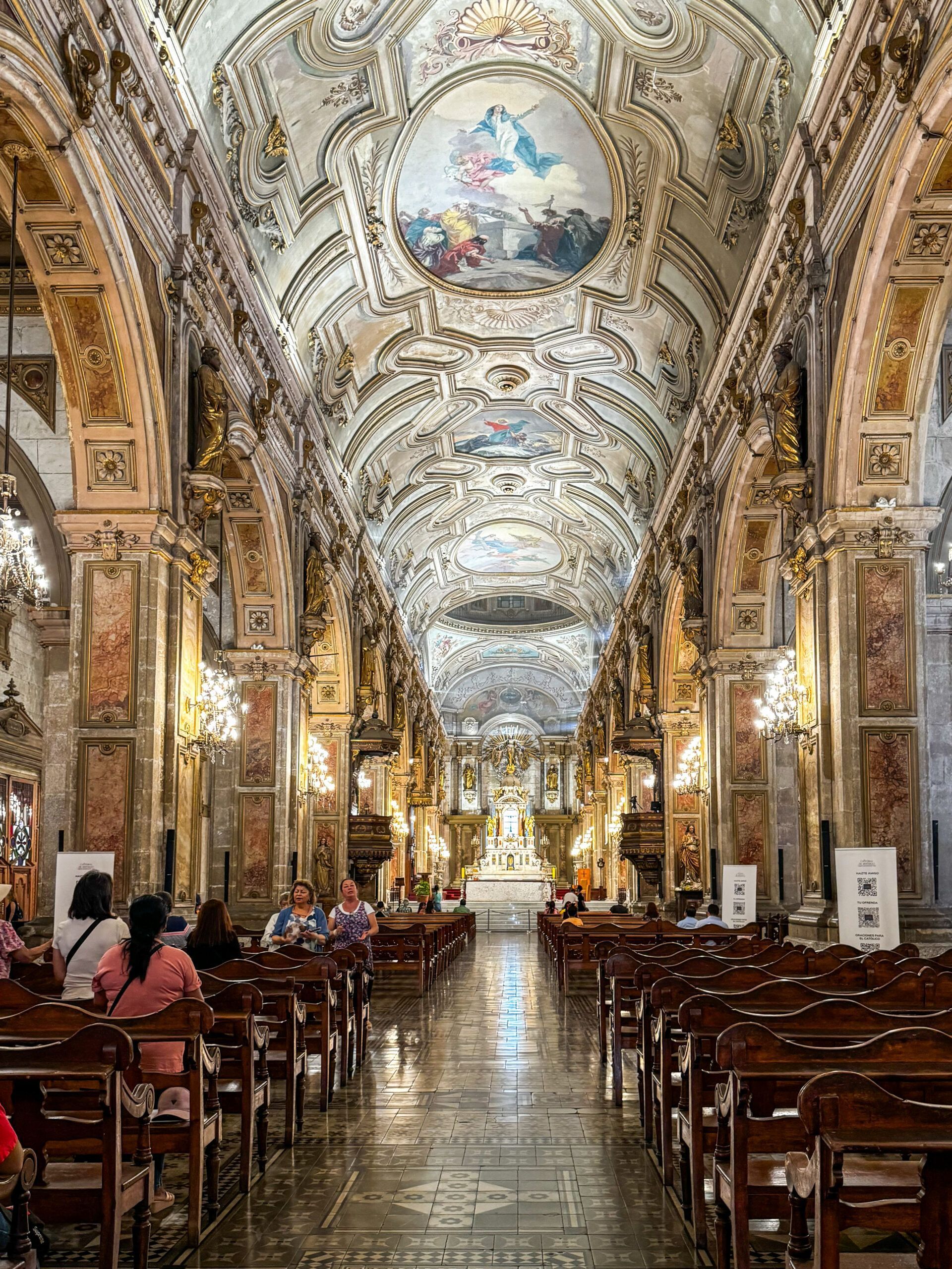 Interior de la Catedral Metropolitana de Santiago de Chile