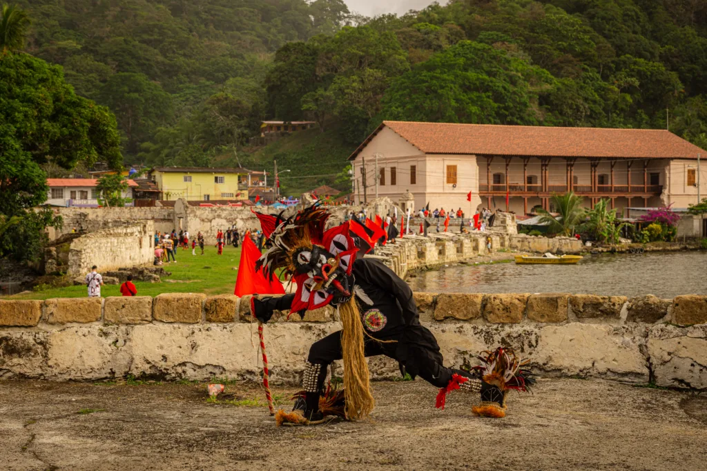 Diablo posando en el Fuerte San Jerónimo durante el Festival de Diablos y Congos de Portobelo