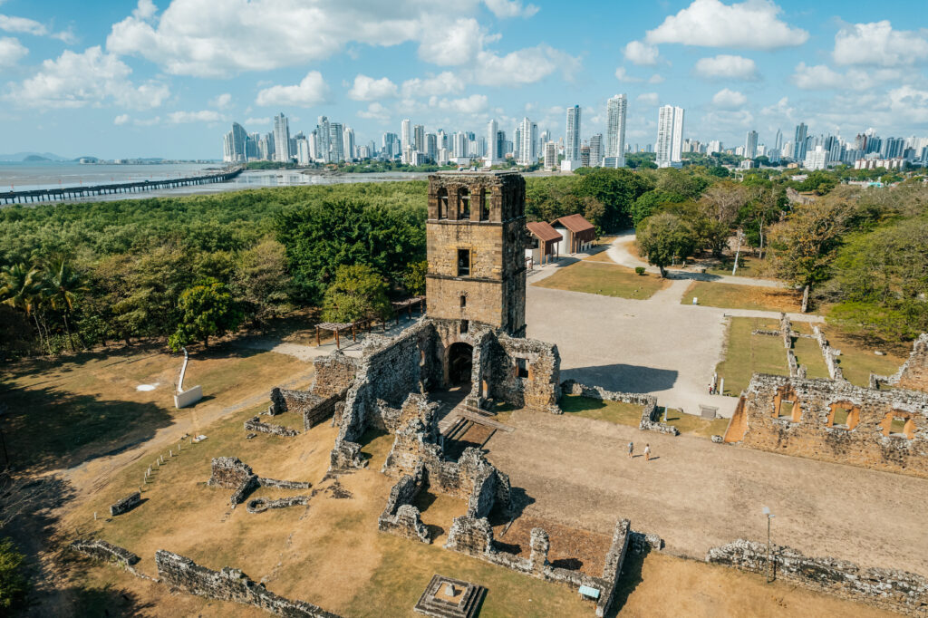Panamá viejo con vista a los edificios más nuevos de la ciudad.